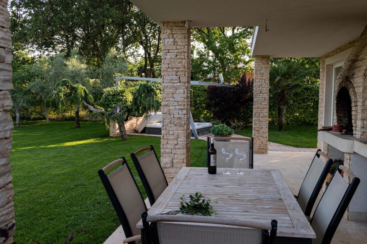Apartments Villa Sotlar With Pool Umago Exterior foto